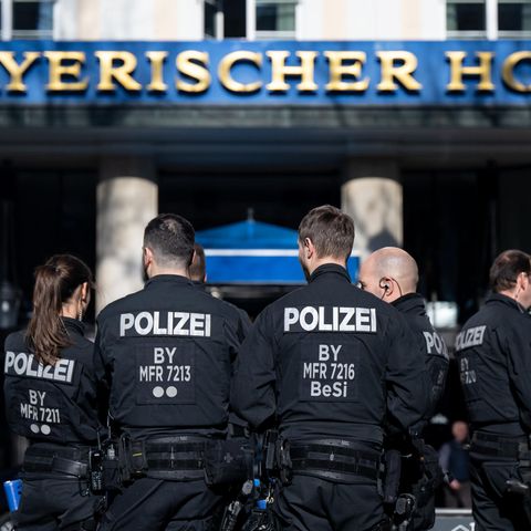 Münchner Sicherheitskonferenz: Polizisten stehen vor dem Hotel Bayerischer Hof
