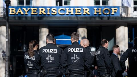 Münchner Sicherheitskonferenz: Polizisten stehen vor dem Hotel Bayerischer Hof
