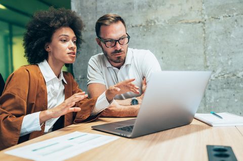 Mann und Frau besprechen ein Projekt
