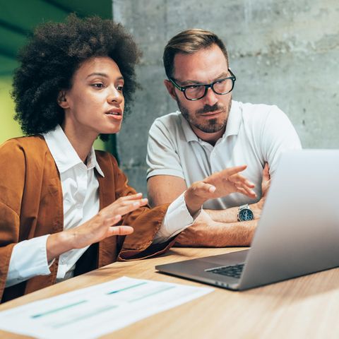 Mann und Frau besprechen ein Projekt