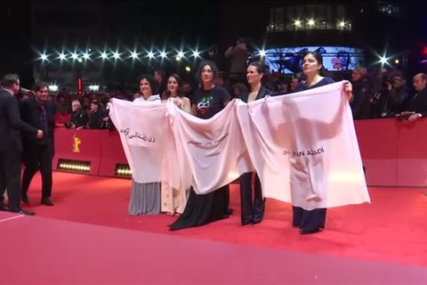 Internationale Filmfestspiele: Klimaaktivisten kleben sich auf roten Teppich der Berlinale