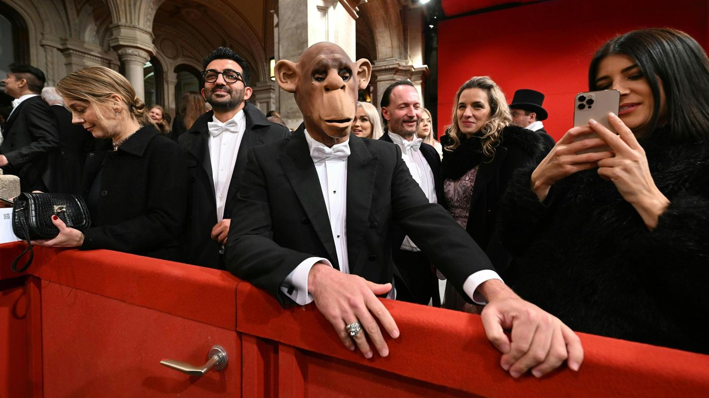 Gast mit Affenmaske