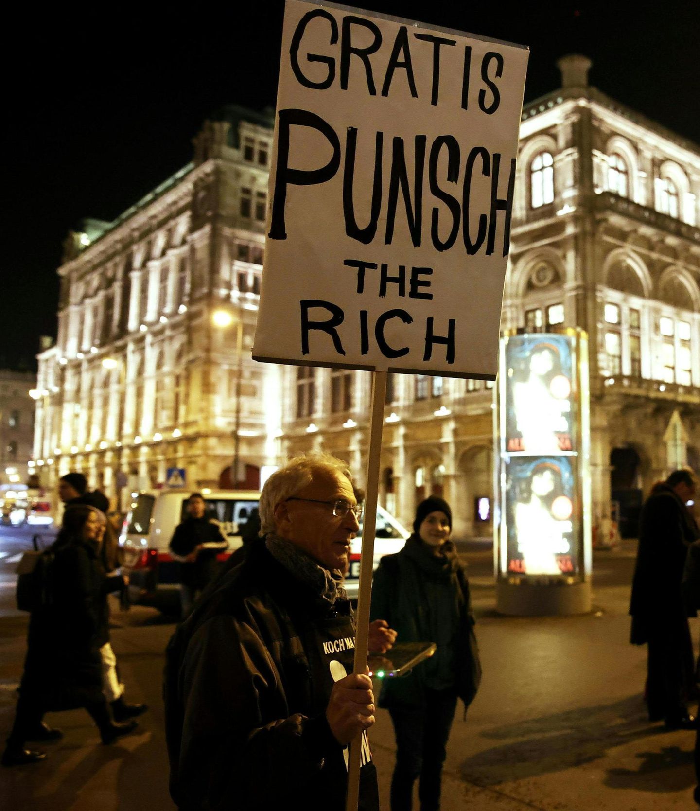 Demonstration vor der Staatsoper