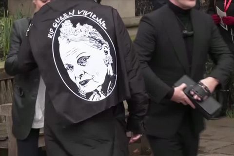 Video: Trauer in London: Freunde und Modefans erinnern an Vivienne Westwood