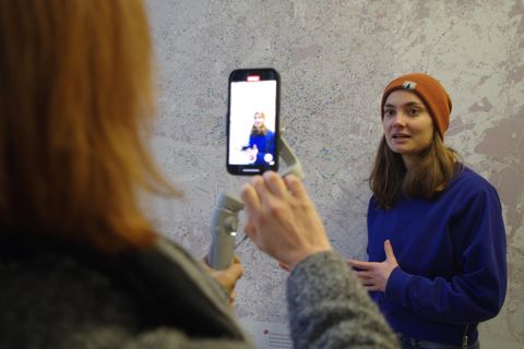 Marie (rechts) filmt für den TikTok-Account der KZ-Gedenkstätte Neuengamme @neuengamme.memorial