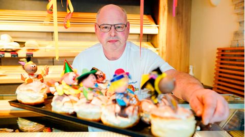 Konditor Ralf Herrmann in seiner Bäckerei in Heilbronn: Zum Karneval gibt es bei ihm dekorierte Krapfen