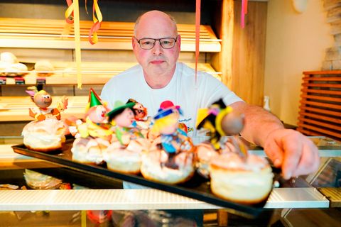 Konditor Ralf Herrmann in seiner Bäckerei in Heilbronn: Zum Karneval gibt es bei ihm dekorierte Krapfen