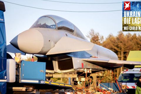 Ein Schwertransporter fährt mit einem Kampfflugzeug vom Typ Eurofighter Typhoon über den Fliegerhorst Wittmundhafen