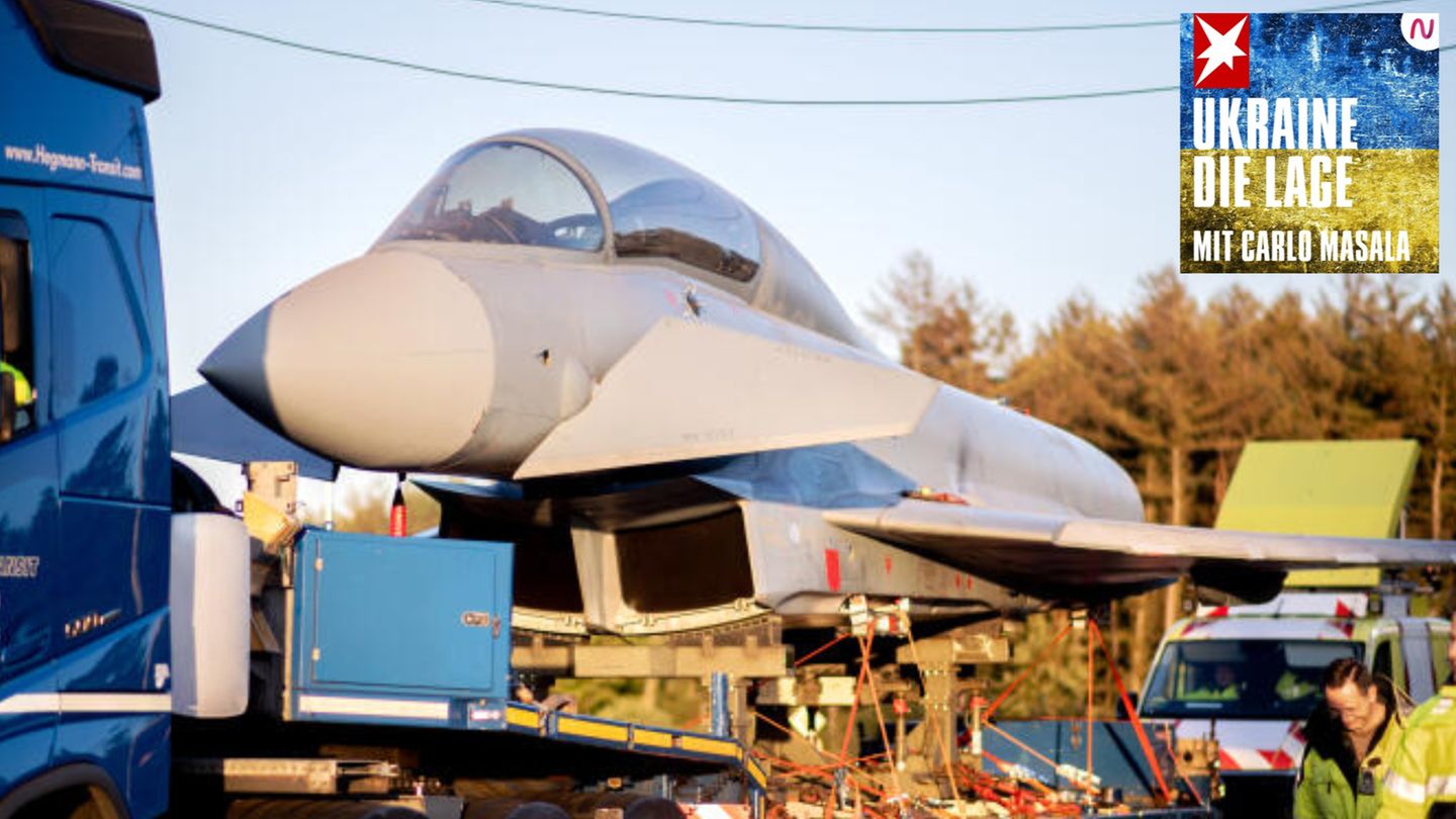 Ein Schwertransporter fährt mit einem Kampfflugzeug vom Typ Eurofighter Typhoon über den Fliegerhorst Wittmundhafen