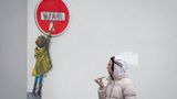 "Stop War": TVboy lässt dieses gemalte Mädchen eine eindeutige Botschaft sprühen... 