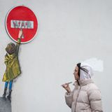 "Stop War": TVboy lässt dieses gemalte Mädchen eine eindeutige Botschaft sprühen... 