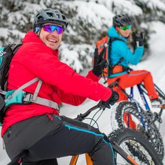 Geschenke für Radfahrer: Zwei Biker zeigen das Victory-Zeichen im Schnee