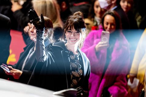 Hollywoodstar Anne Hathaway kommt auf dem roten Teppich zur Berlinale an