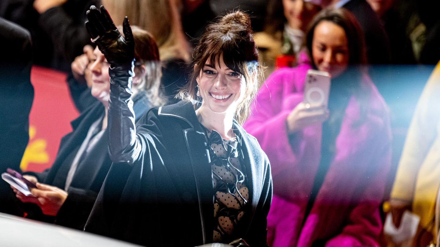 Hollywoodstar Anne Hathaway kommt auf dem roten Teppich zur Berlinale an