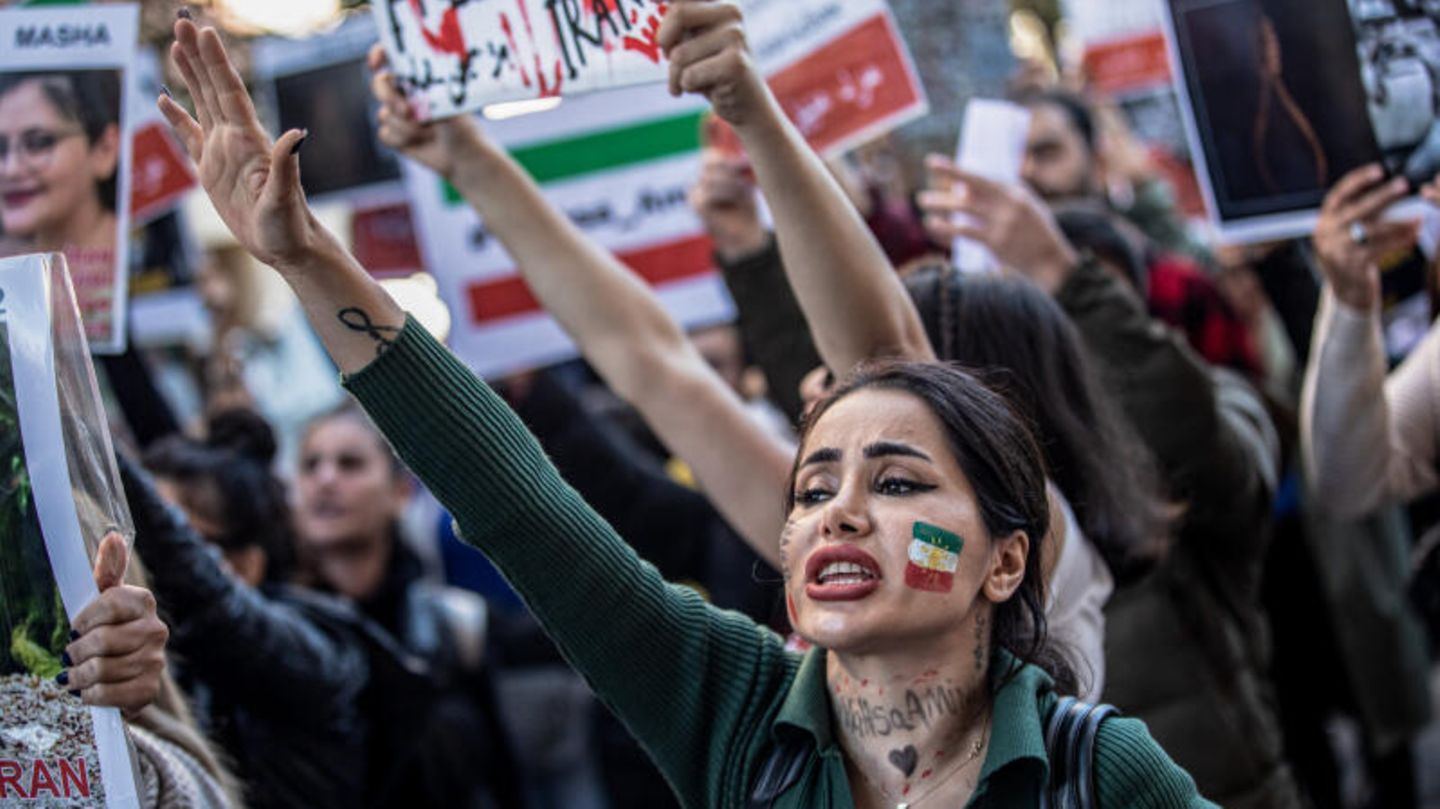 Eine Demonstrantin mit iranischer Flagge auf der Wange nimmt in der Türkei an einer Demonstration gegen das Regime im Iran teil