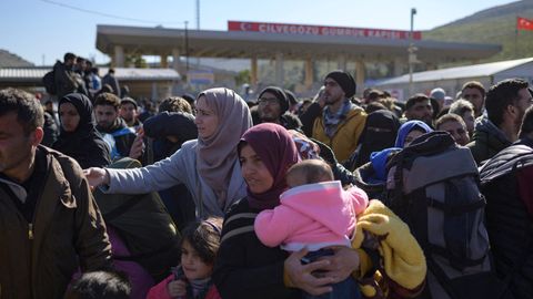Syrische Einwohner der Stadt Hatay warten darauf, die türkisch-syrische Grenze zu überqueren