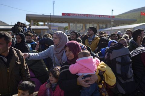 Syrische Einwohner der Stadt Hatay warten darauf, die türkisch-syrische Grenze zu überqueren