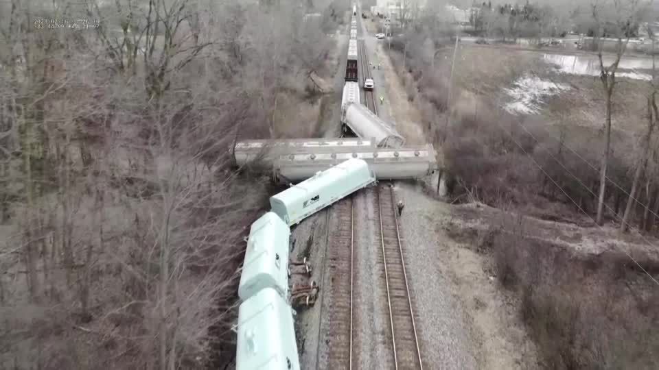 Video: Chemikalien an Bord: weiterer Güterzug in den USA entgleist Video: Chemikalien an Bord: weiterer Güterzug in den USA entgleist