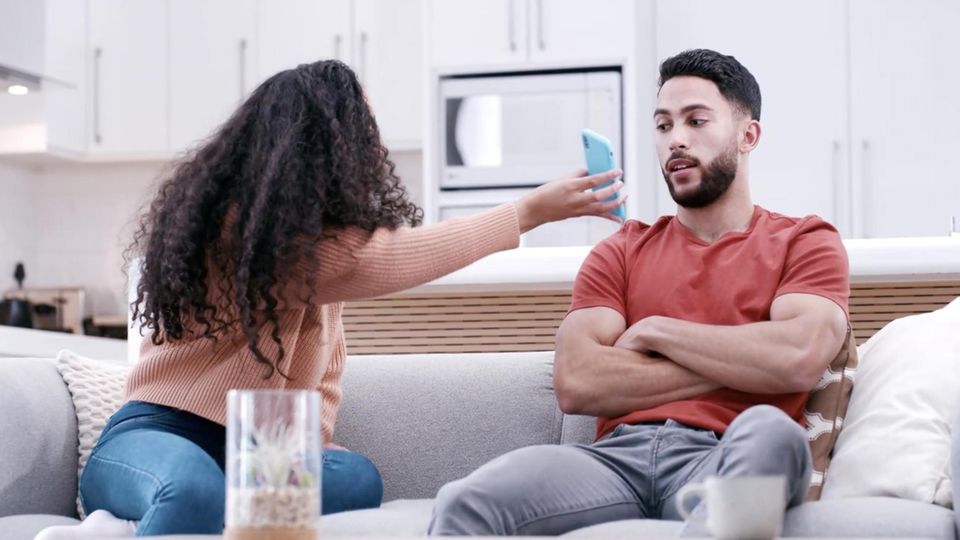 Dieses Phänomen kann nicht nur Ihre Beziehungen negativ beeinflussen, sondern auch die Lebenszufriedenheit senken. Dieses Phänomen kann nicht nur Ihre Beziehungen negativ beeinflussen, sondern auch die Lebenszufriedenheit senken.