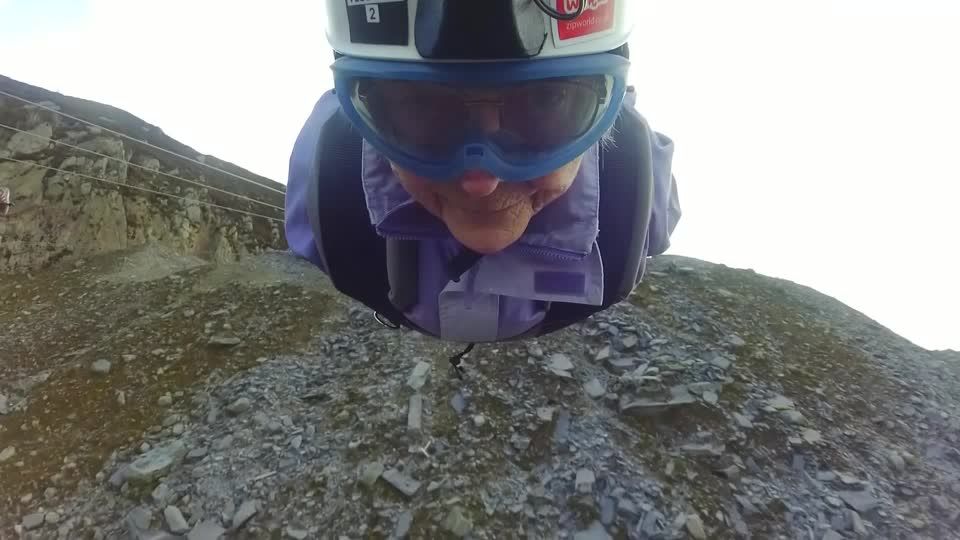 Video: Rasend schnell mit 85: Sally wagt sich auf die Zipline