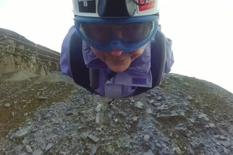 Video: Rasend schnell mit 85: Sally wagt sich auf die Zipline