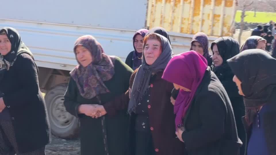 Video: Erdbebenopfer: Tiefe Trauer an den Massengräbern