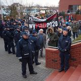 2020 gingen die Polen wegen der Rentenzahlungen auf die Straße. Der Anspruch richtet sich nach Geburtsjahr und Geschlecht. Wer nach 1949 geboren wurde, kann mit 60 (Frauen) bzw. 65 Jahren (Männer) in Rente gehen. Das Eintrittsalter von 67 Jahren wurde 2017 herabgesetzt.