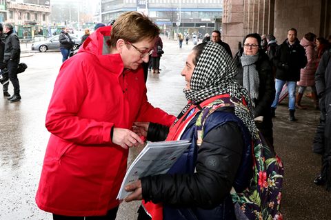 Klara Geywitz im Gespräch mit einer wohnungslosen Zeitungsverkäuferin