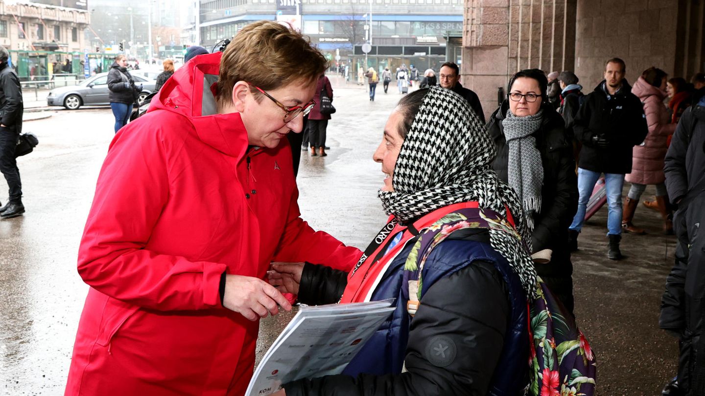 Klara Geywitz im Gespräch mit einer wohnungslosen Zeitungsverkäuferin Klara Geywitz im Gespräch mit einer wohnungslosen Zeitungsverkäuferin