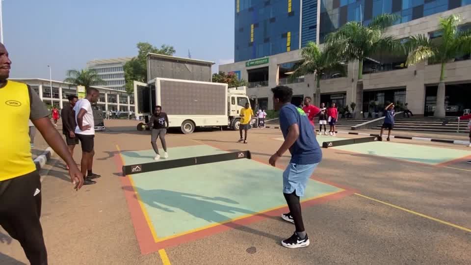 Video: Neuer Hit in Ruanda: Straßentennis