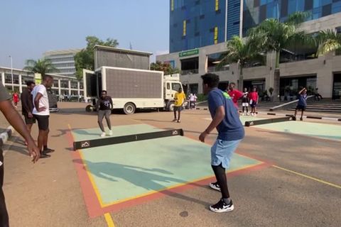 Video: Neuer Hit in Ruanda: Straßentennis