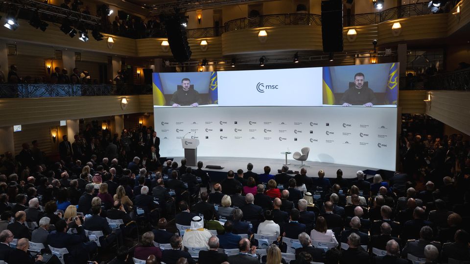 München: Wolodymyr Selenskyj, Präsident der Ukraine, nimmt per Videoschalte an der Sicherheitskonferenz teil.