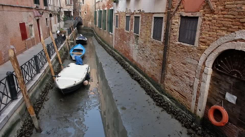 Ebbe in Venedig, Boote stehen auf dem Grund