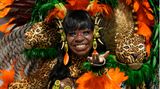 Karneval in Sao Paulo. Eine Tänzerin mit gefärbten Kontaktlinsen