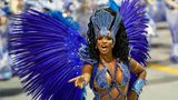 Karneval in Sao Paulo. Eine Tänzerin mit blauem Kostüm
