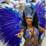 Karneval in Sao Paulo. Eine Tänzerin mit blauem Kostüm