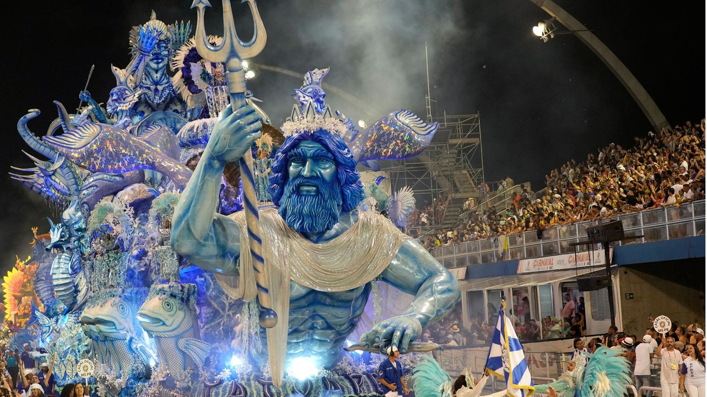 Karneval in Brasilien. Ein geschmückter Wagen