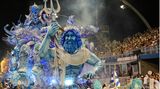 Karneval in Brasilien. Ein geschmückter Wagen