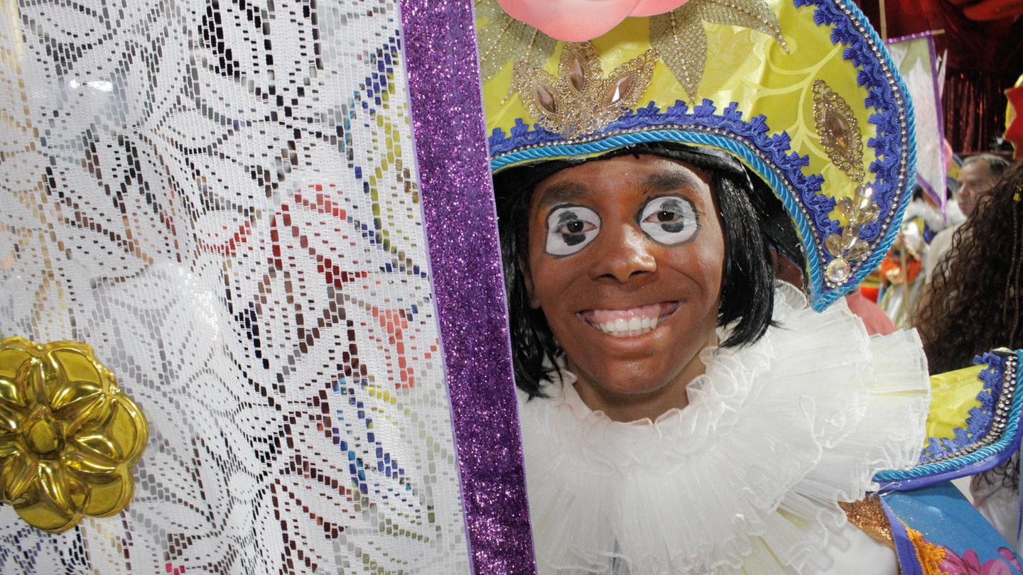 Karneval Sambodrom in Rio. Ein junger Mann mit Kostüm