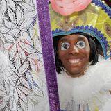 Karneval Sambodrom in Rio. Ein junger Mann mit Kostüm