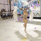 Karneval in Rio. Eine Tänzerin im Sambodrom