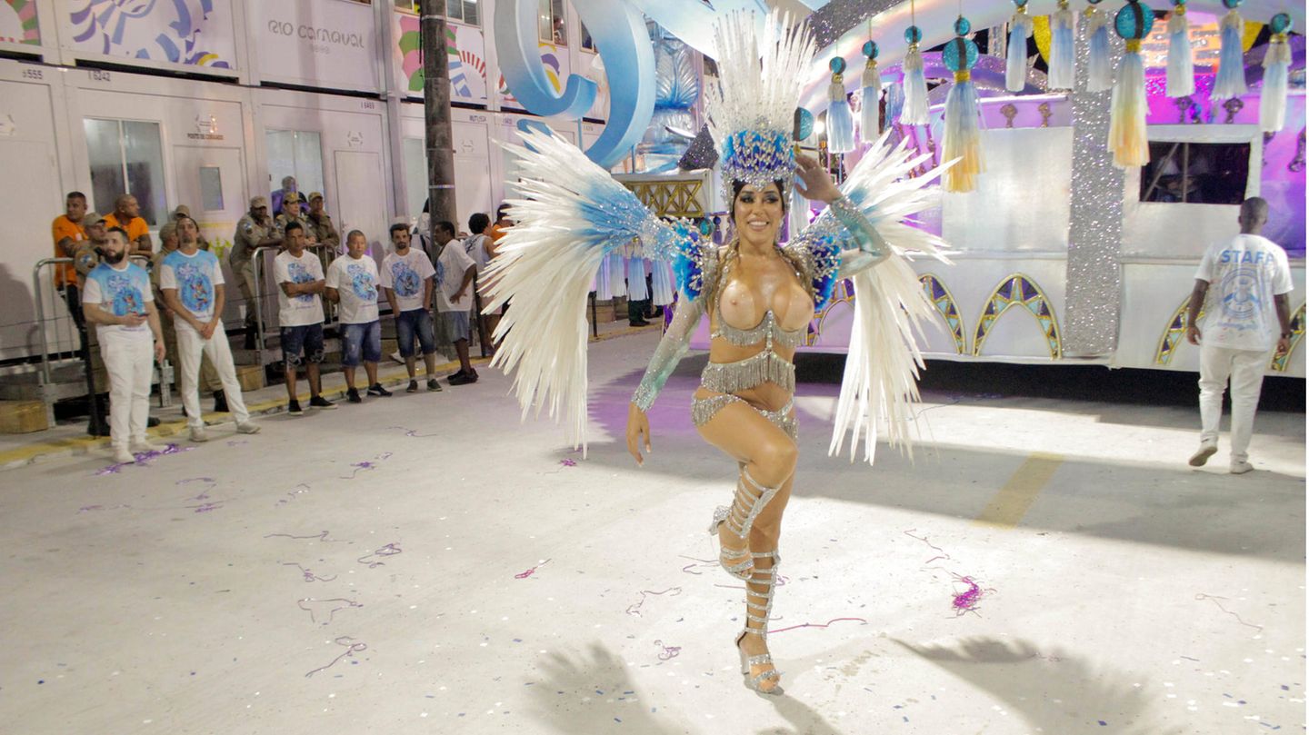 Karneval in Rio. Eine Tänzerin im Sambodrom