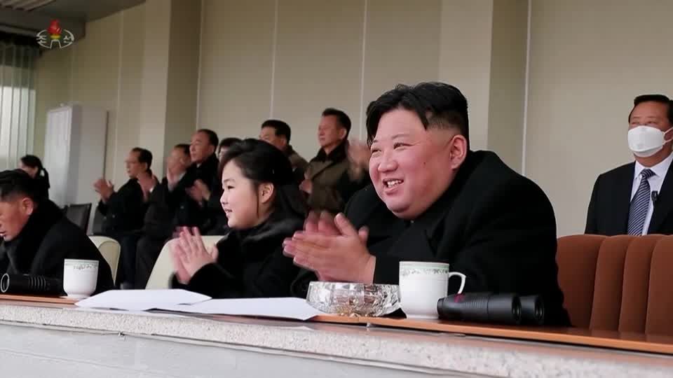 Video: Nordkorea: Seltene Bilder von Kim mit Tochter