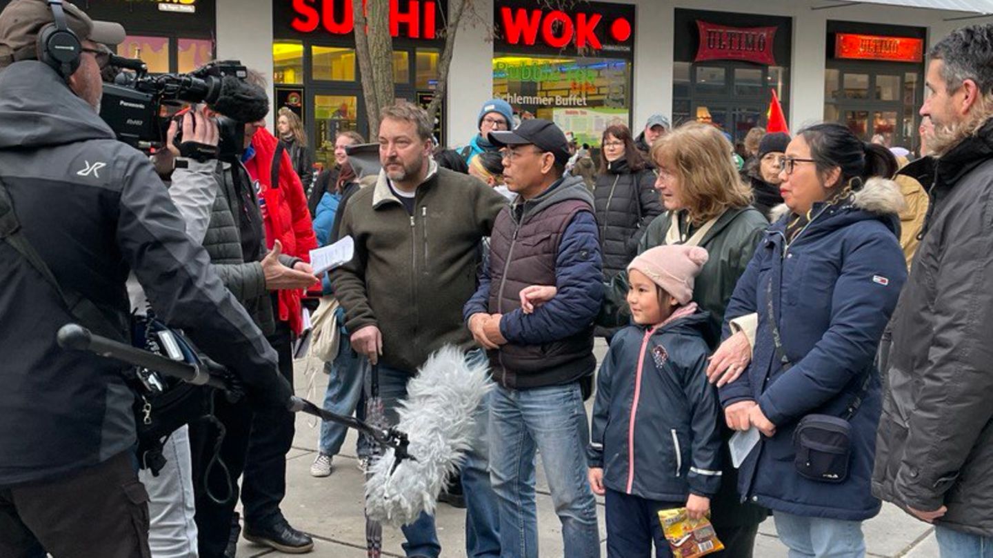 "Ich möchte einfach wie normale Leute leben", sagt Herr Pham vor Journalisten in Chemnitz
