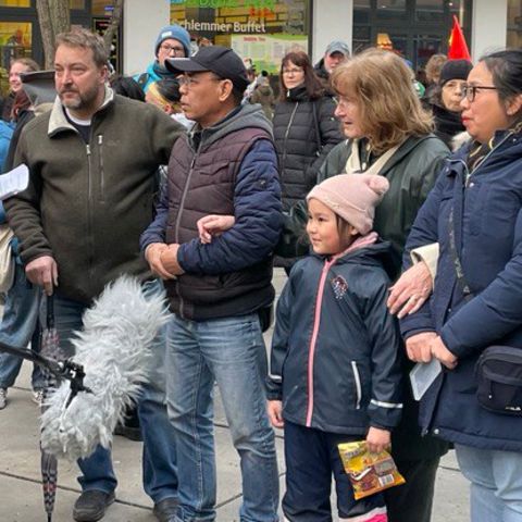"Ich möchte einfach wie normale Leute leben", sagt Herr Pham vor Journalisten in Chemnitz