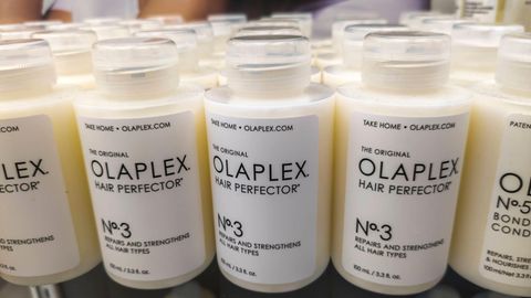 In den USA klagen 28 Frauen gegen Olaplex. Die Produkte sollen bei ihnen Haarausfall verursacht haben. 