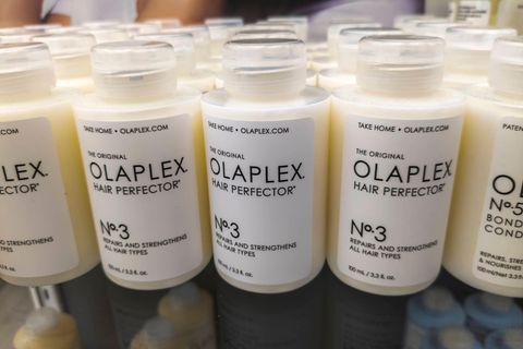 In den USA klagen 28 Frauen gegen Olaplex. Die Produkte sollen bei ihnen Haarausfall verursacht haben. 