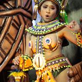 Oder man wählt die Signalfarbe Orange und lässt den Stoff an manchen Stellen des Körpers einfach weg. 