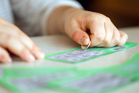 Die typischen Rubbellose im Einsatz: Ein Mann in den USA gewann damit gleich doppelt.