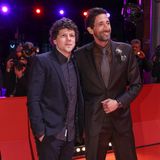 An Weltstars mangelt es auf der Berlinale nie: Adrien Brody (rechts) und Jesse Eisenberg auf dem roten Teppich. Der Thriller "Manodrome" von Regisseur John Trengove, in dem die beiden jeweils eine Hauptrolle innehaben, feierte dort seine Weltpremiere und zog damit ebenfalls ins Rennen um den Goldenen Bären.
